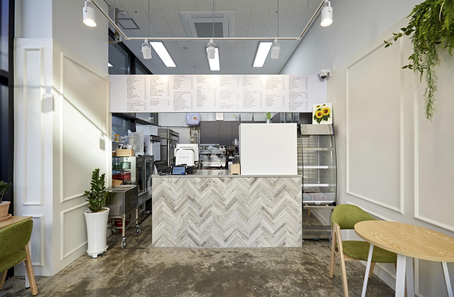简约白调 9 坪咖啡馆 展现空间魅力-2