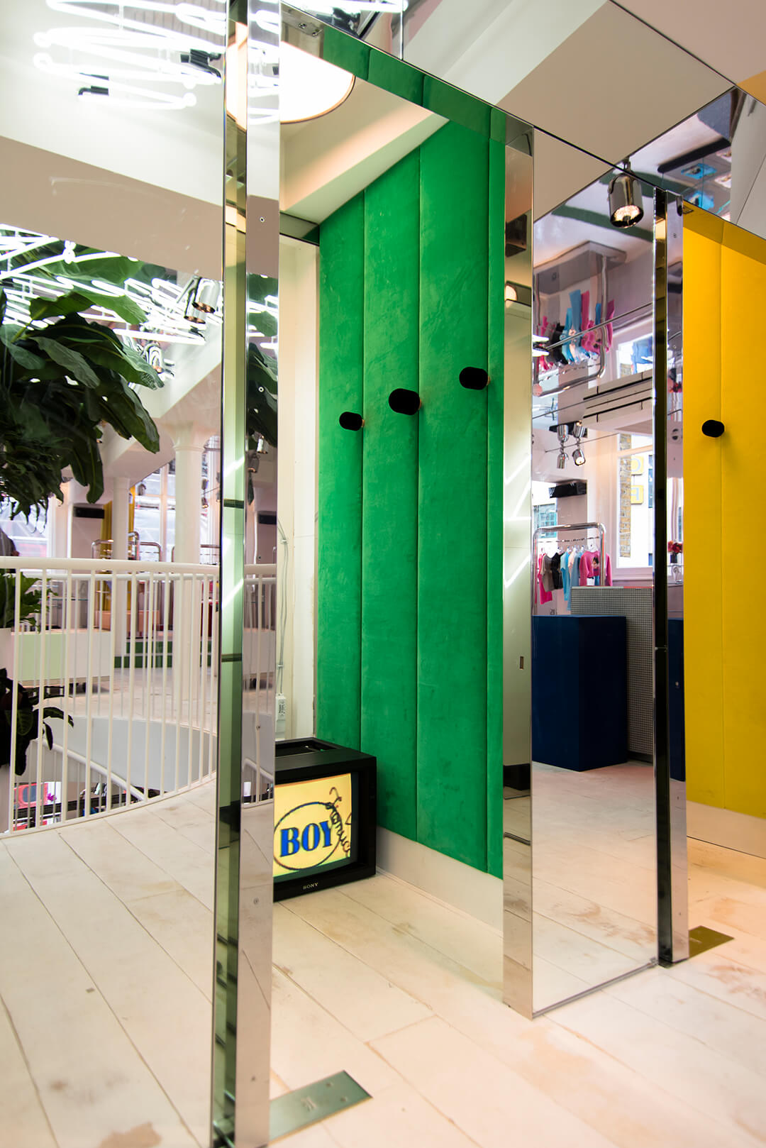 伦敦菲奥鲁奇店 · 复古迪斯科风潮的室内设计重生-12