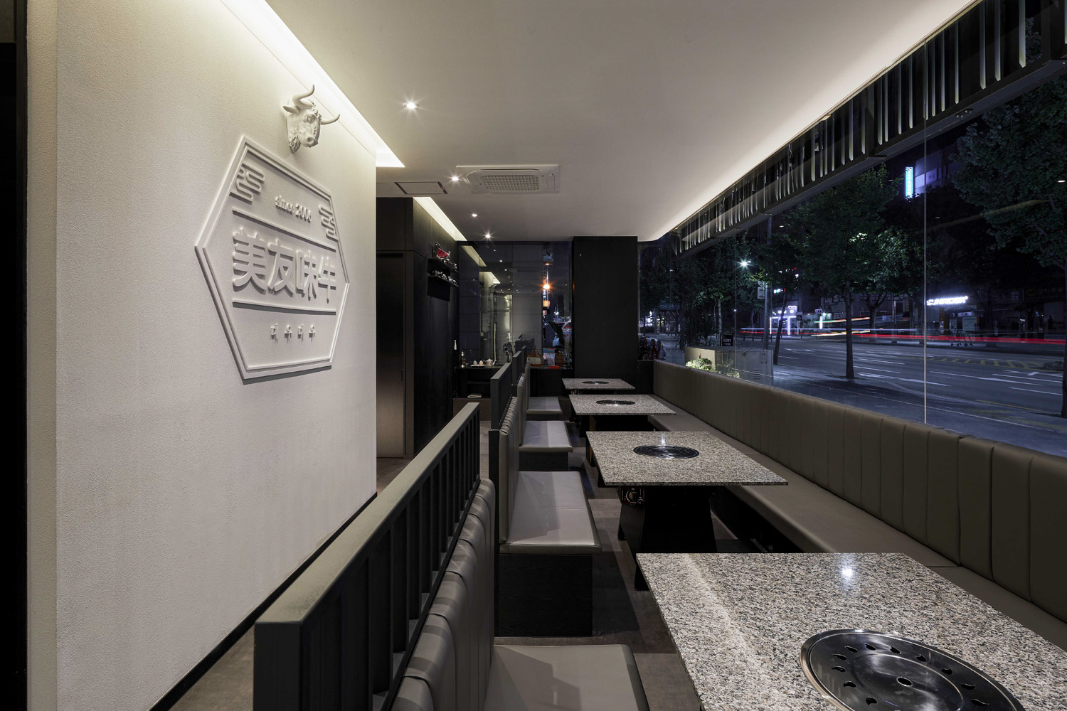 韩式高级烤肉店，黑白简约风诠释 75 平米空间设计魅力-11