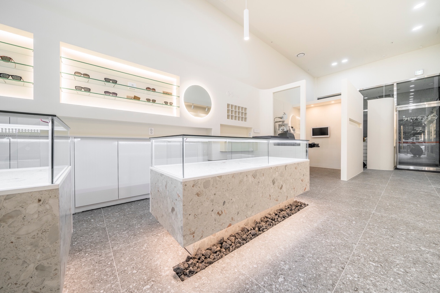 明亮优雅的 16 坪眼镜店设计-5