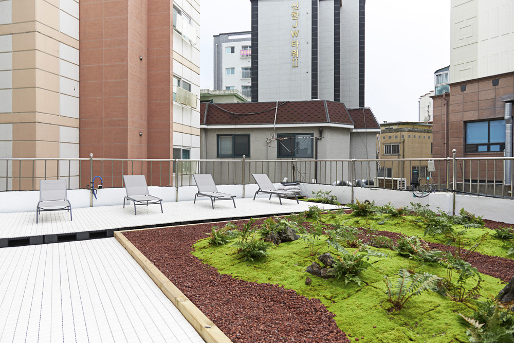 白色与木色，打造 24 平米共享办公室的极简魅力-27