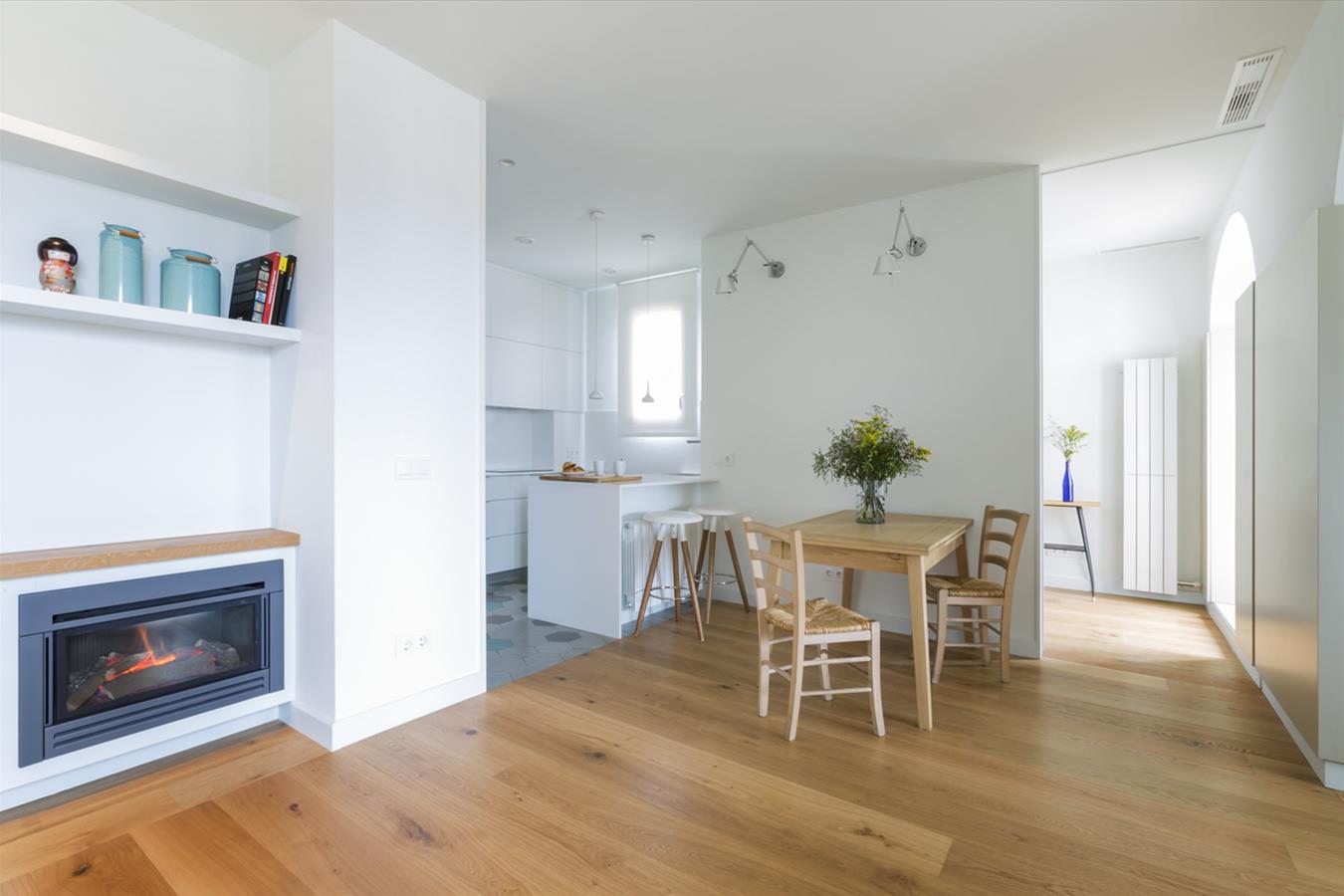 巴塞罗那工业风公寓设计,自然光与空间的完美融合-5