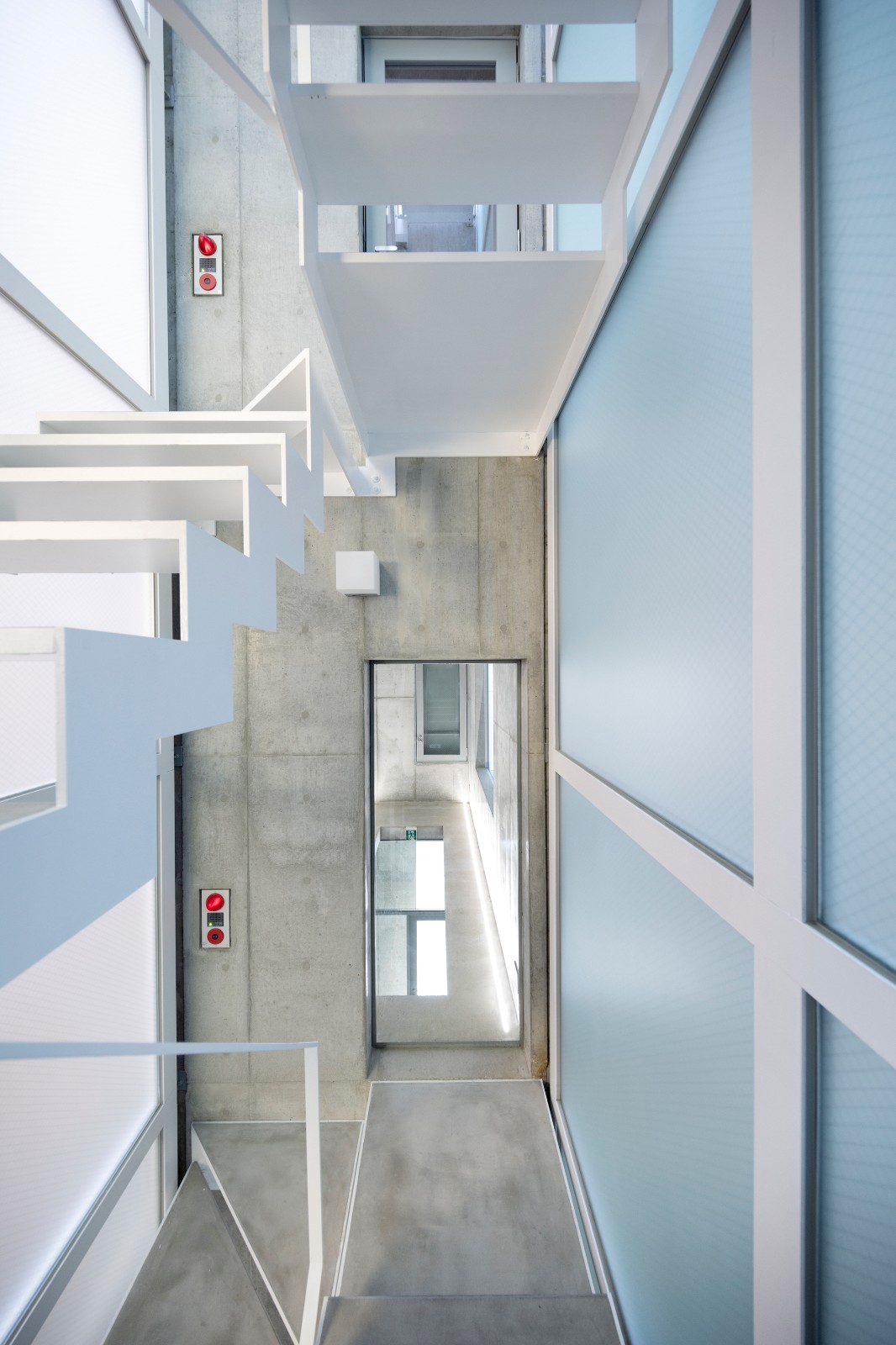 东京银座极简住宅，巷弄间的天空之光-17