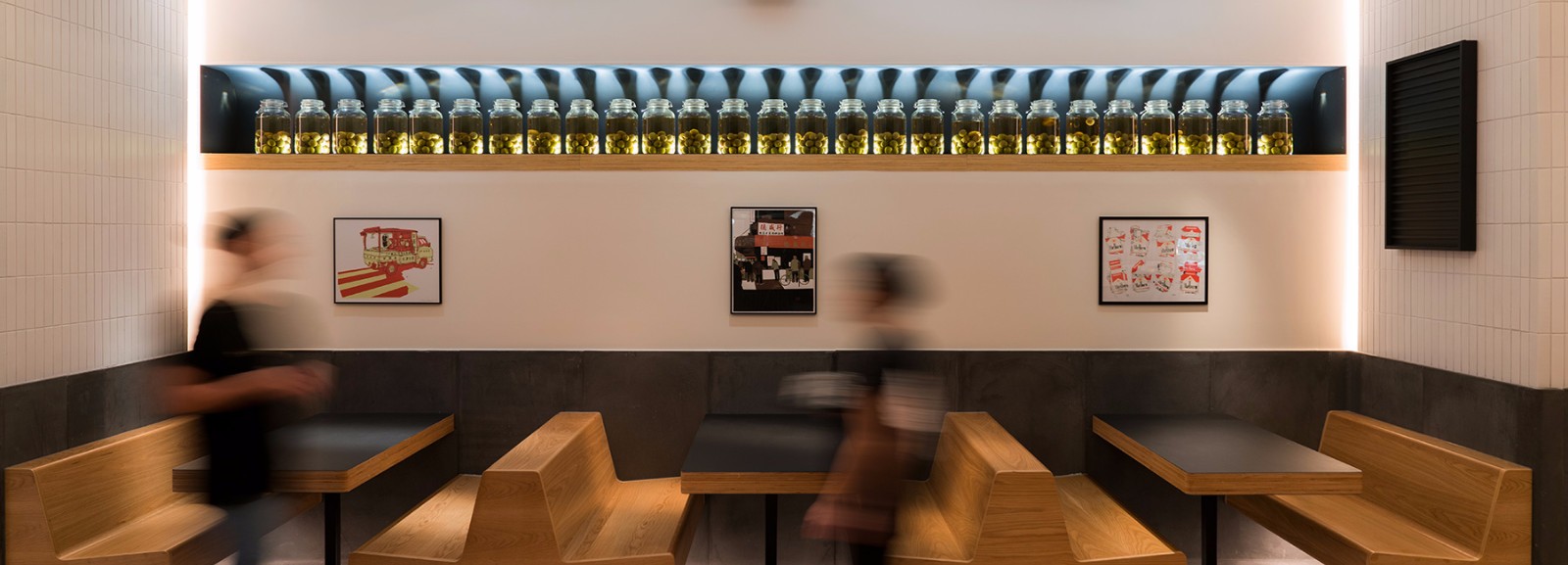 香港 Yardbird 餐厅 现代包豪斯风格 原木与白色瓷砖的完美融合-0