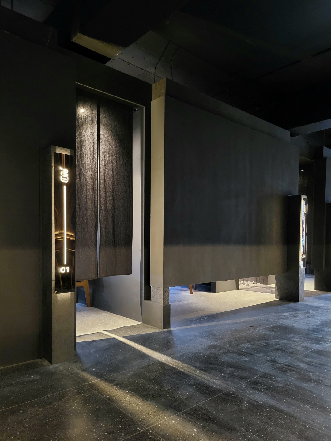 高级黑 | 45 平米极简主义雅致公寓-8