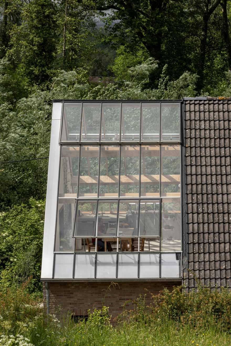 Hé Architectuur Transform 1990s Belgian Fermette with Rrammed Earth Walls and Winter Garden.-28