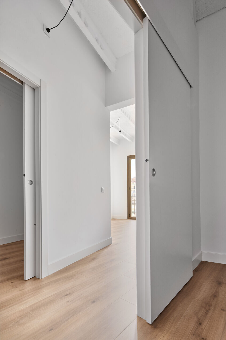 巴塞罗那二层公寓的翻新设计-16