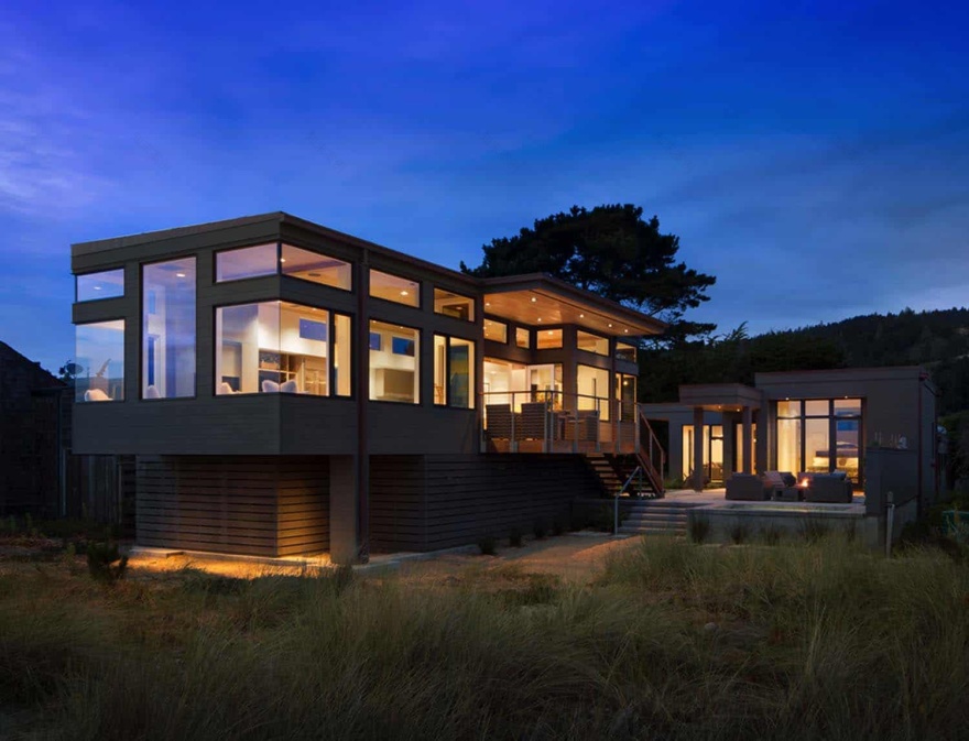 Seaside retreat celebrates indoor-outdoor living in Stinson Beach-16