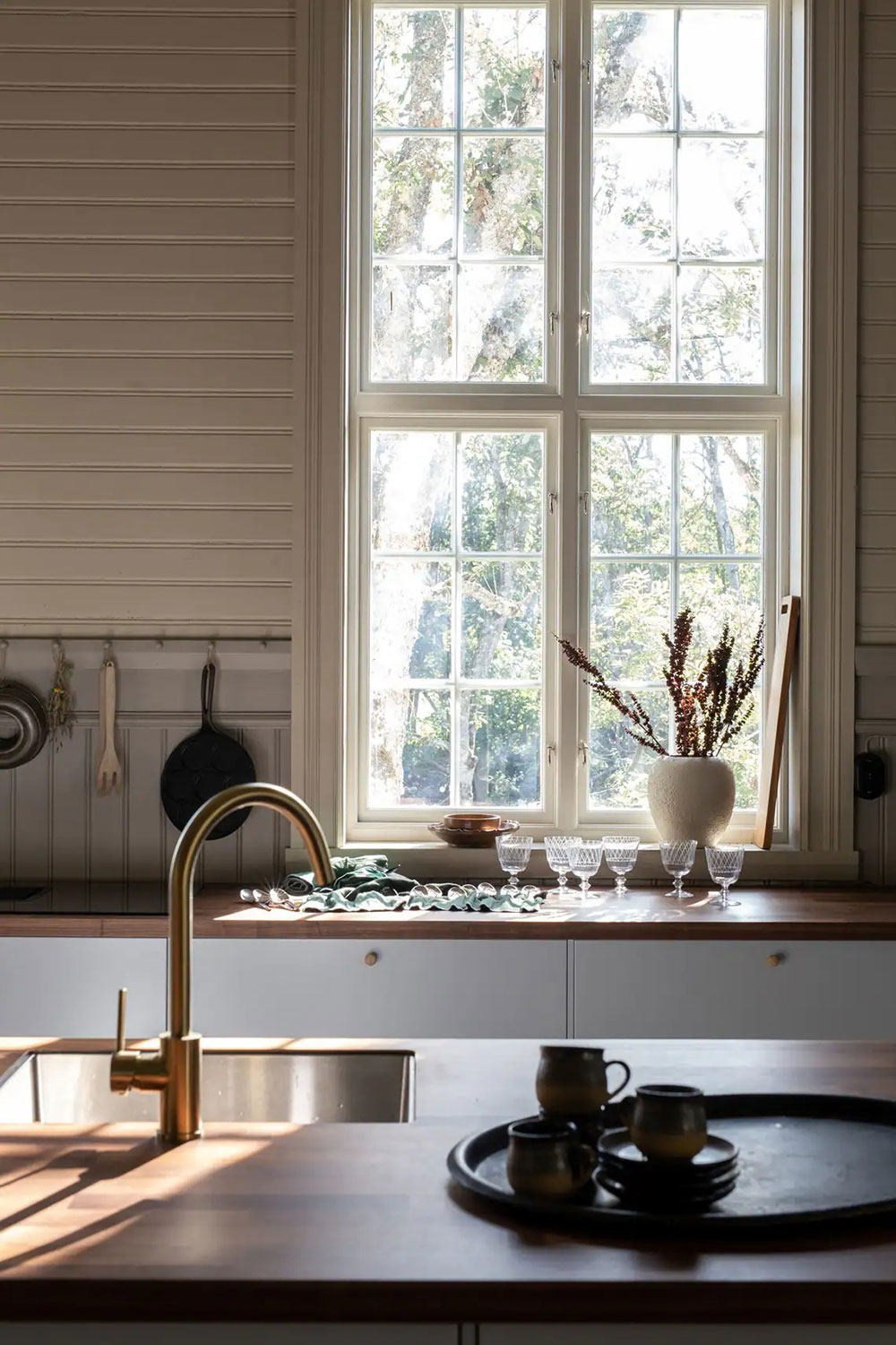 瑞典夫妻妙手改造古老乡村教堂,打造独特夏日居所-5