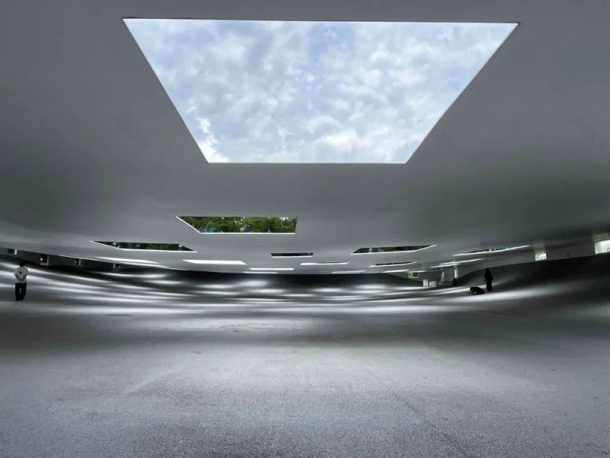 日本“最空白”建筑!无墙无柱无固定用途,59扇天窗让雨水阳光随意进出!网友:躺着发呆都变浪漫了-72