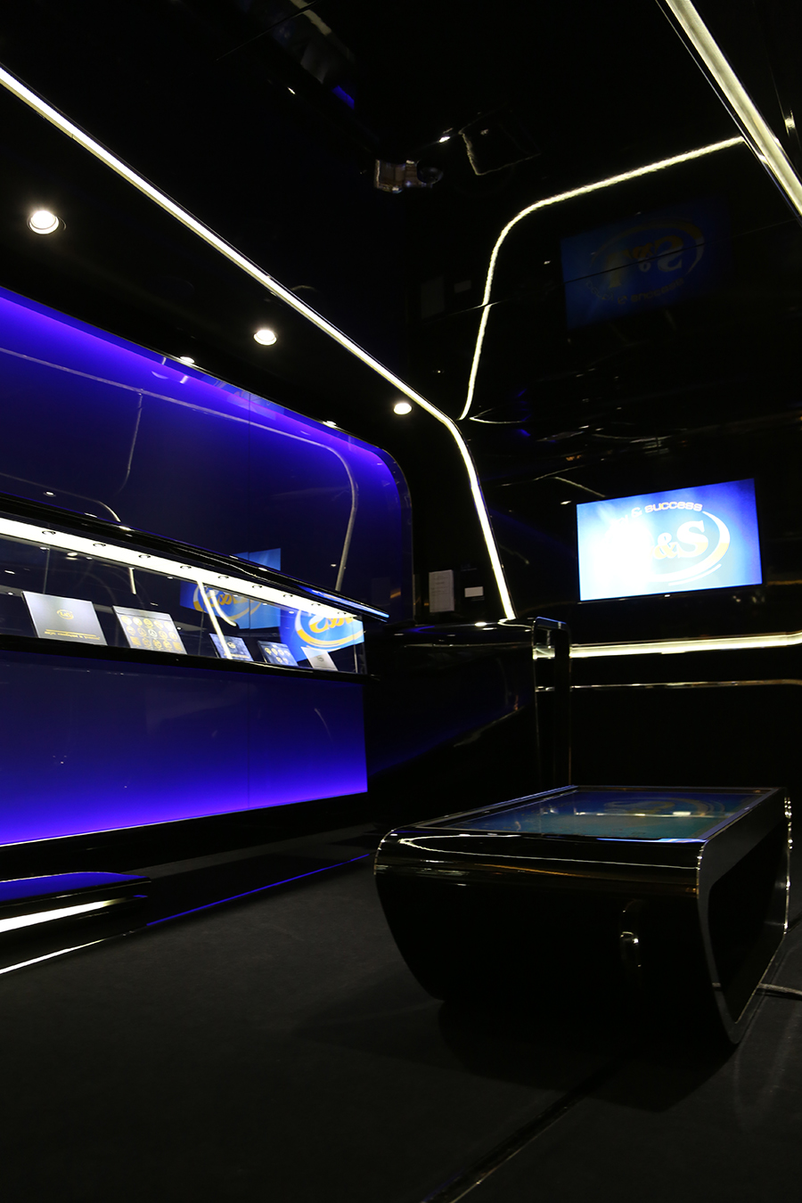 乌克兰科技未来主义展厅设计-16