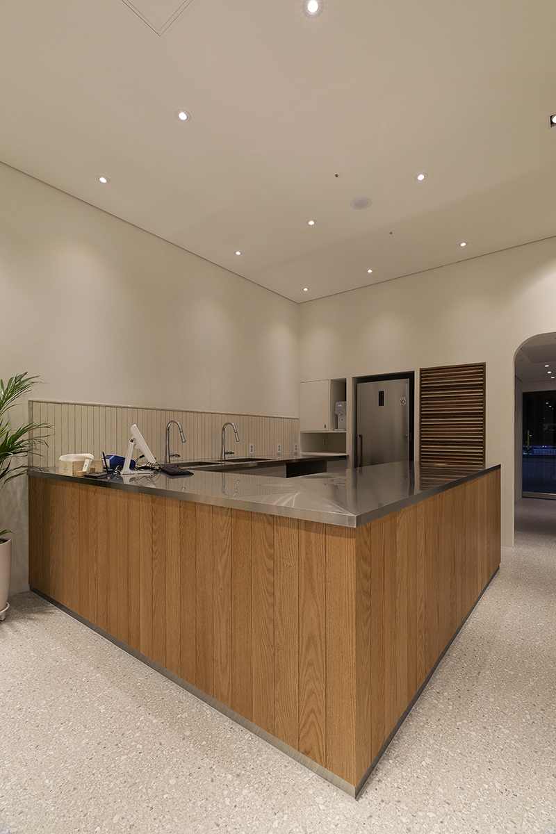 15 平水果店，极简白色与木色营造温馨氛围-5