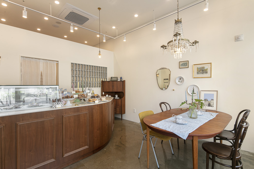 白色与木色交融，极简主义的餐厅设计-6