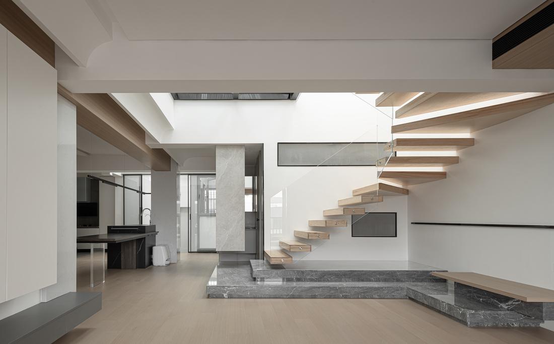 光线与空间的完美融合 · 顶楼平层住宅的创新设计-108