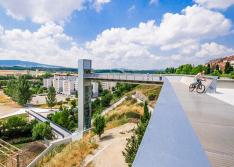Steel-clad outdoor elevator connects the city and suburb in Pamplona-14