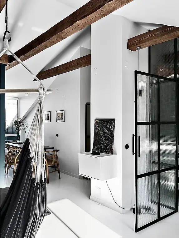 阁楼公寓的现代革新 | 玻璃隔墙与悬挂式吊床-3
