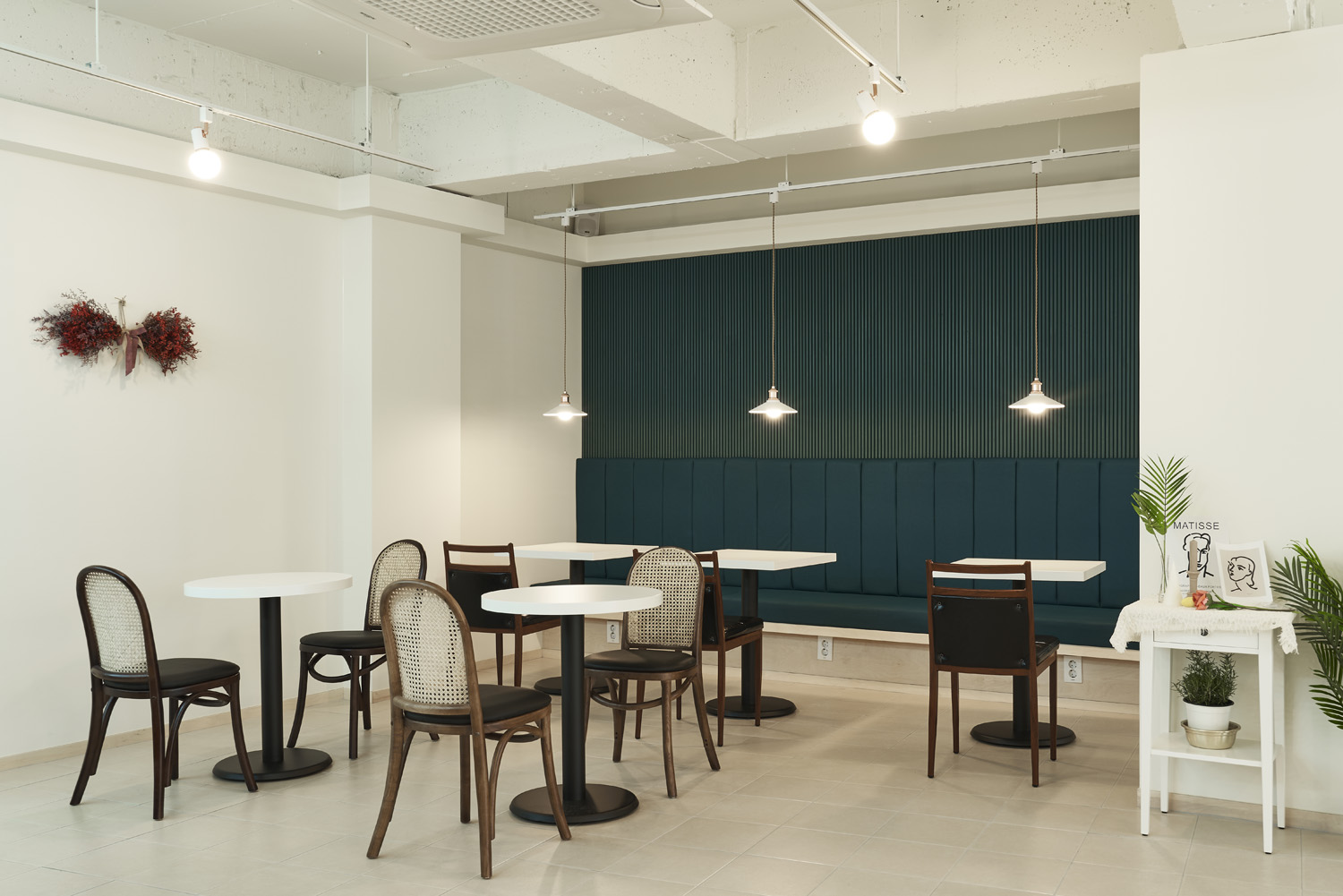 简约设计展现 30 平米咖啡馆室内美学-5