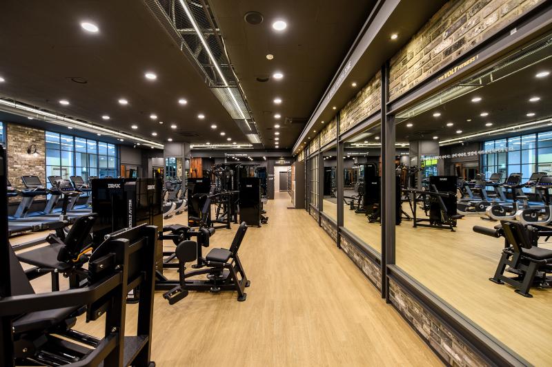 极简黑白色调的 157 平米健身中心设计-3