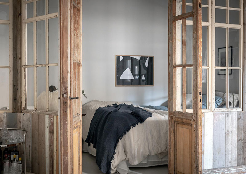 瑞典 44 平米独特小公寓 | 蓝墙与复古隔断的惊艳之作-9