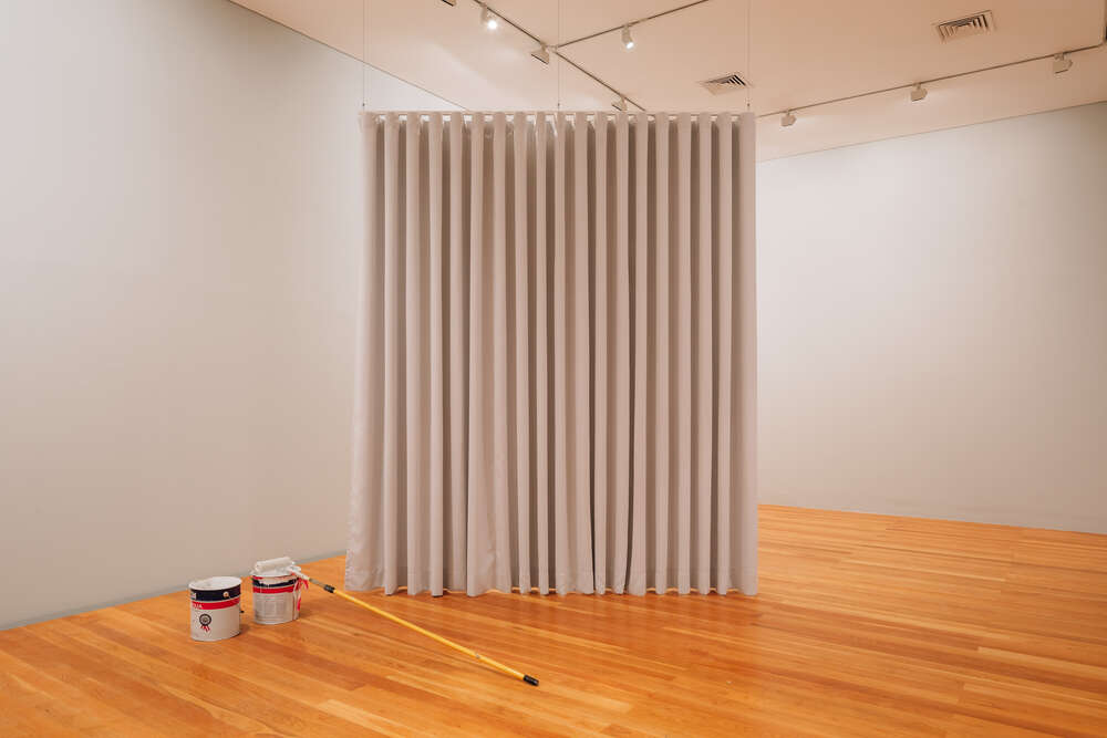 屏幕；银幕；隔板；纱窗（需结合具体语境判断最准确释义，这里按常见释义列举）

如果是在电子产品相关语境，屏幕更合适；在电影相关语境，银幕更合适；在建筑或家居相关语境，隔板纱窗可能更合适若能提供更具体语境，我将给出更精准唯一的翻译 丨葡萄牙里斯本丨BUREAU（Daniel Zamarbide等）-12