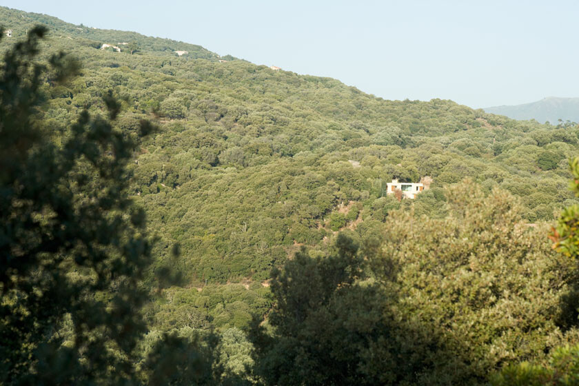 瑞士岩石景观中的移动墙体住宅-15