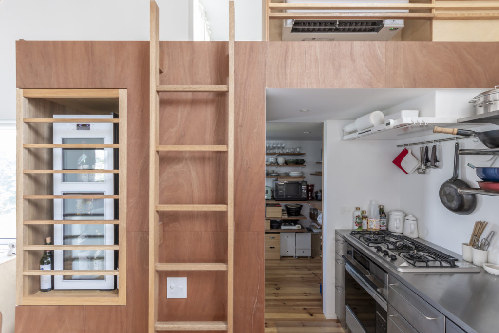 対角線上にゆるやかな階段が通る家 ５匹の犬たちとともに伸びやか、おおらかに暮らす | Architecture | 100%LiFE-4