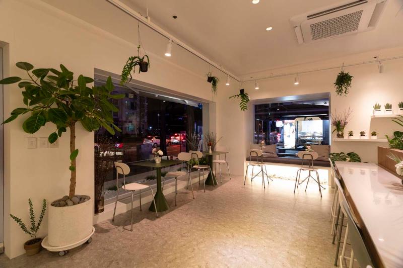 20 平米极简咖啡馆设计，诠释白色与木质的温馨空间-5