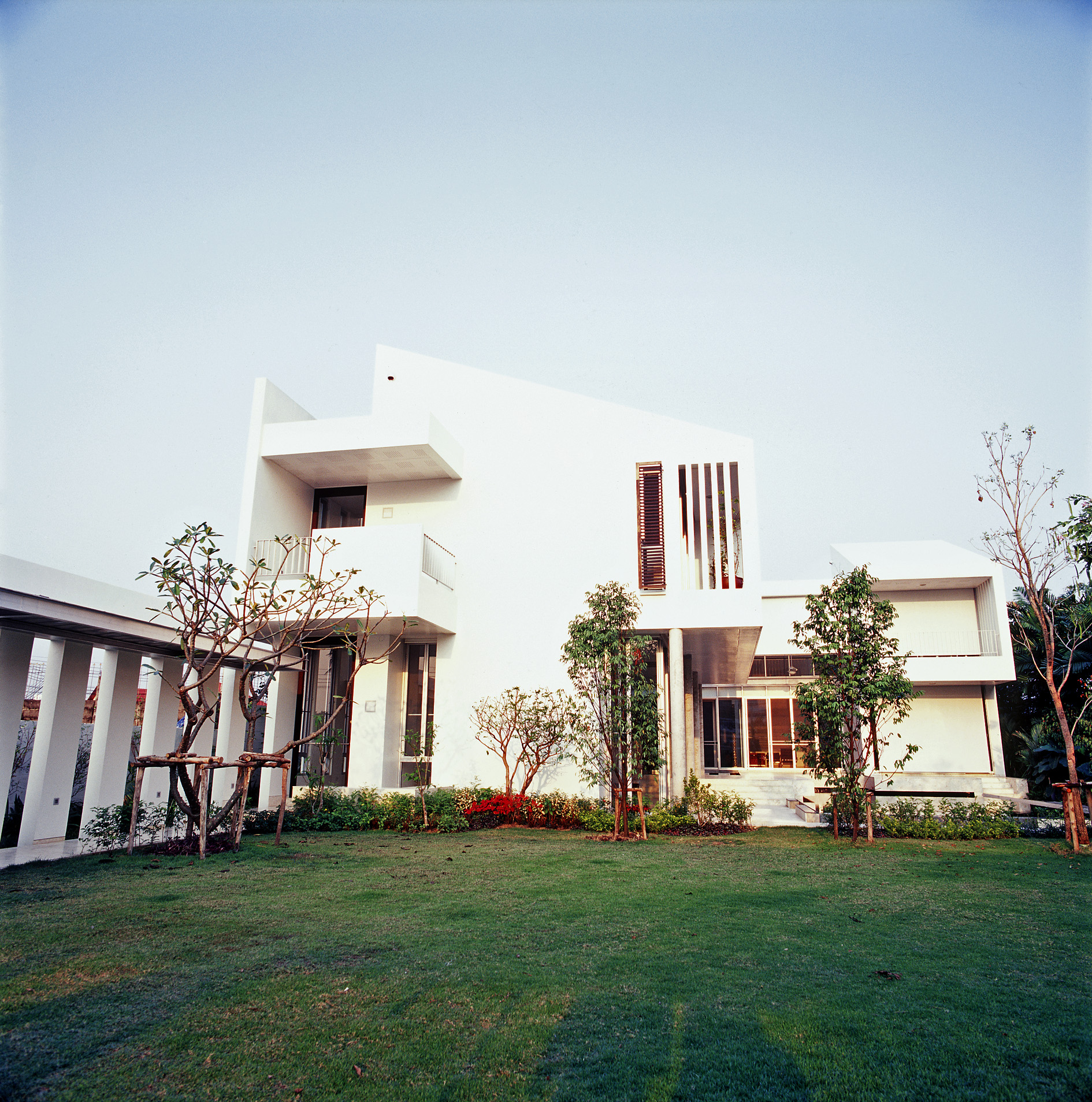 热带风格住宅设计，实现私密性与景观的完美融合-2