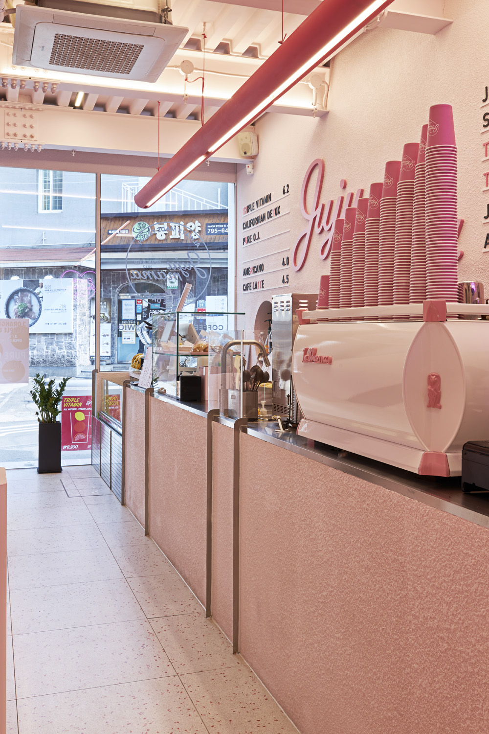 粉色调的 55 度果汁店 | 温馨与潮流的完美融合-12
