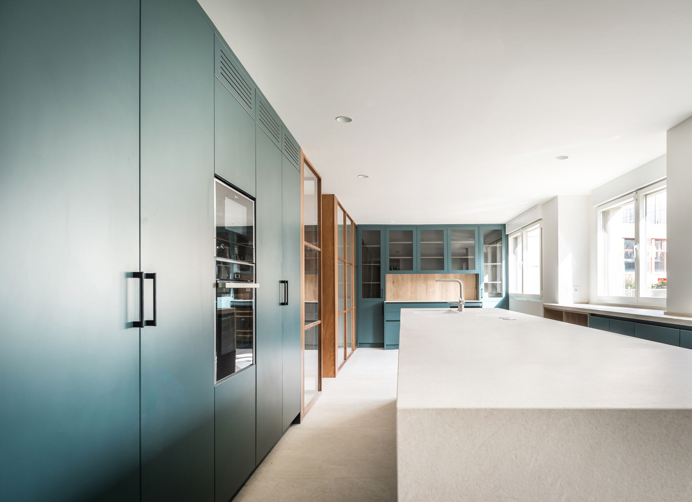 Madrid 公寓的中央几何木体量设计-14