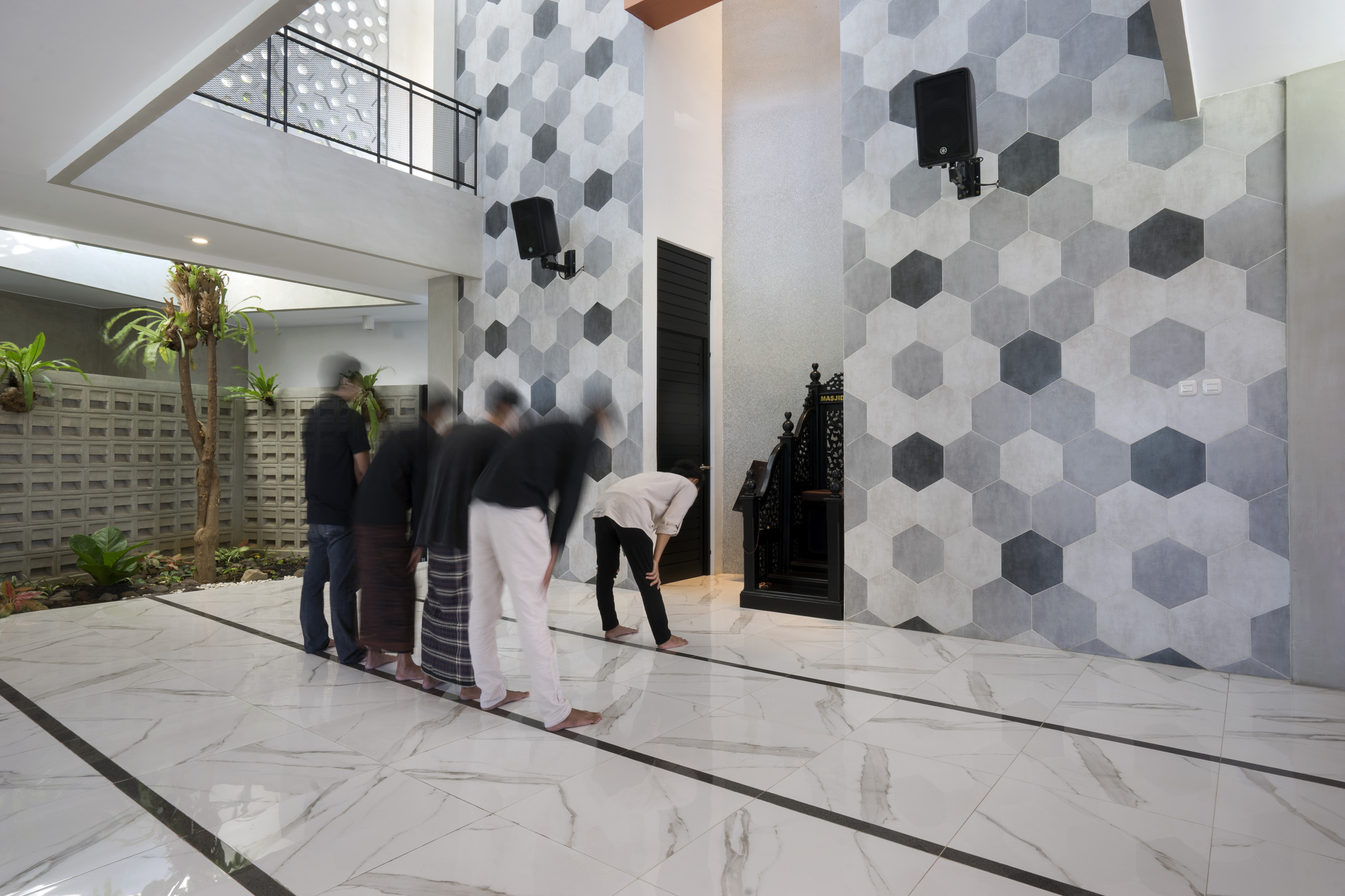 Honeycomb Mosque / Andyrahman Architect-55