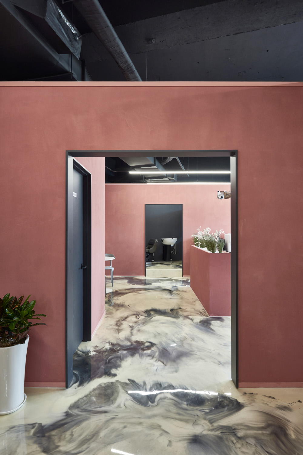 简约 30 坪美容室，黑粉撞色诠释精致品味-15