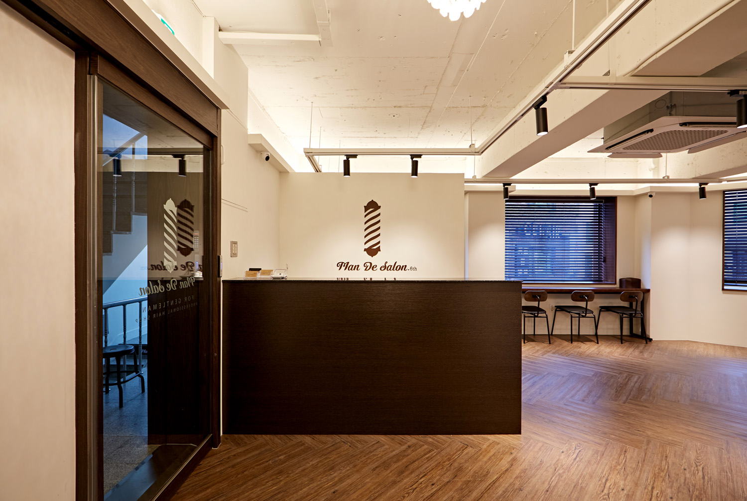 白色与木质，35 平米男士美容室内设计-2