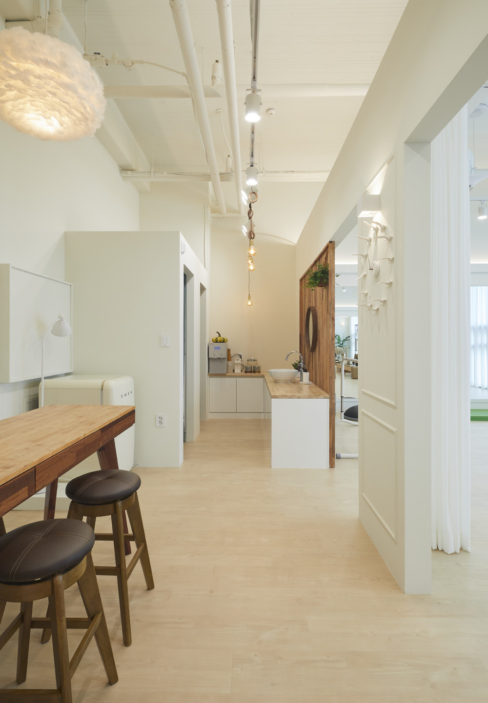 20 平米现代白色木纹健身房室内设计案例-13