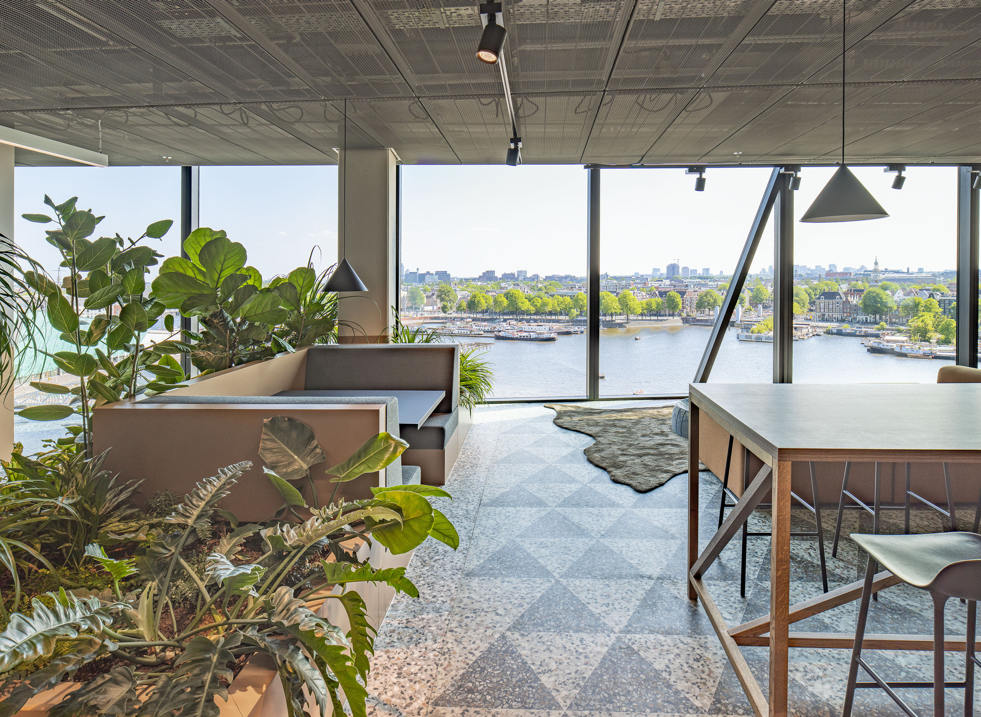 预订城市校区(的相关事务)
注:这里BOOKING理解为预订行为,CITY CAMPUS是城市校区,整体意思推测是预订与城市校区相关的事物,如场地等,但由于缺乏更多语境,只能做此宽泛翻译 丨荷兰阿姆斯特丹丨UNStudio,HofmanDujardin等多家-44