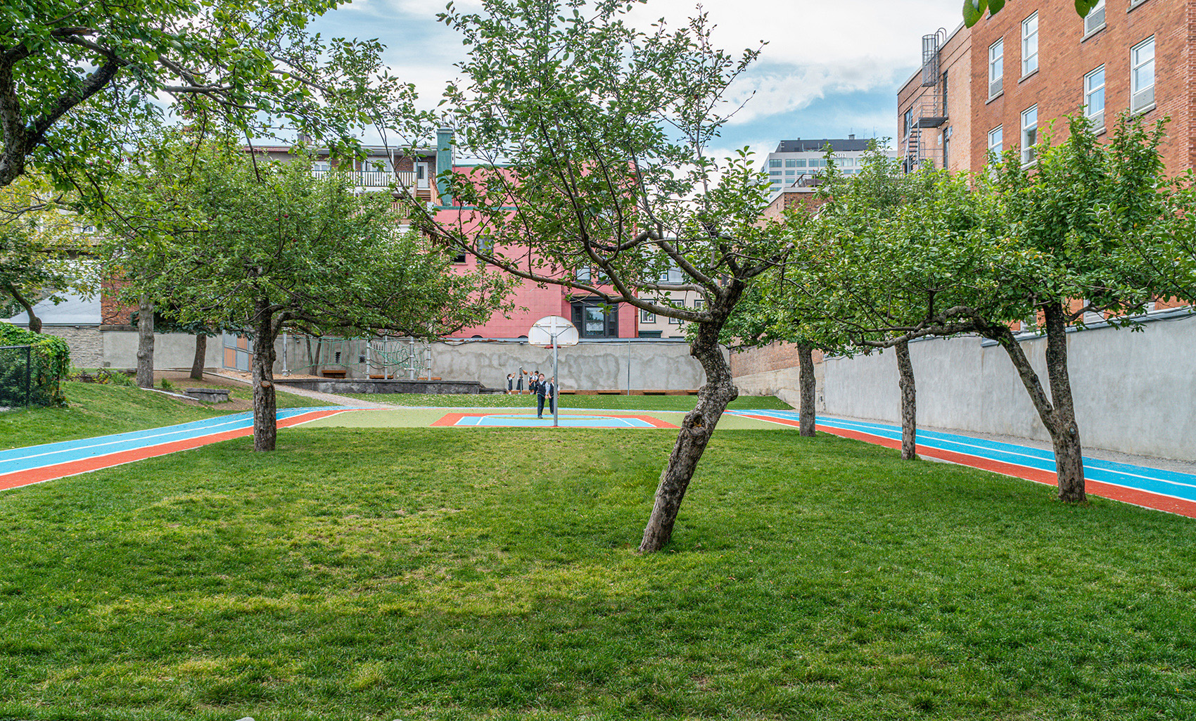 乌尔苏拉学校操场丨加拿大魁北克丨EVOQ Architecture-3
