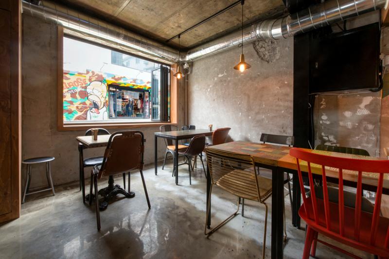 15 坪地下室酒馆，裸露混凝土打造简约工业风-3