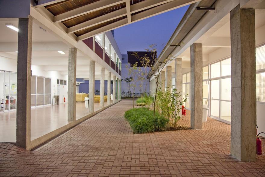 圣保罗市垂直改革两座仓库创建新型学校-4