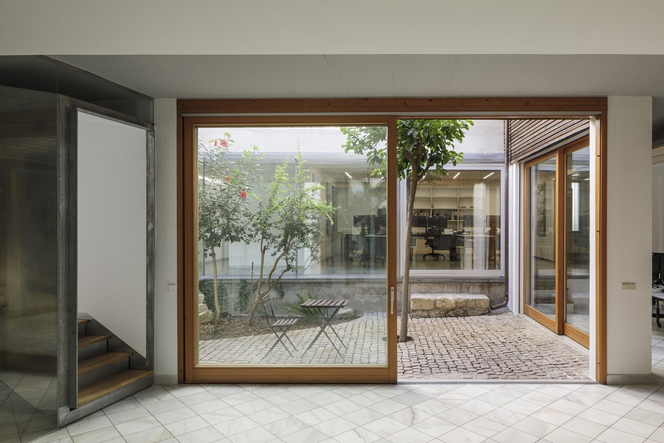 西班牙 Córdoba 街区内院办公室 · 光与影的游戏-13