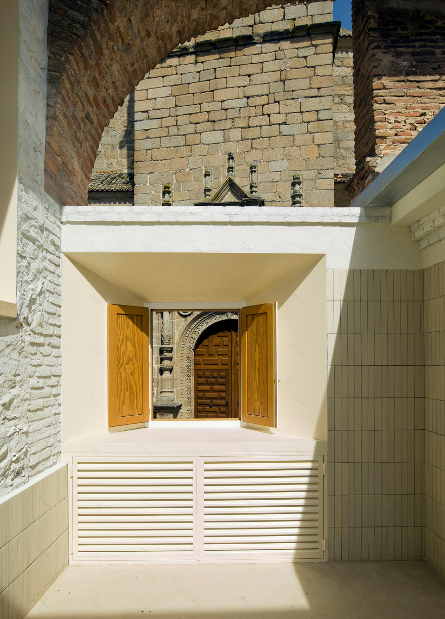 Paredes Pedrosa Arquitectos transforms ruined Spanish castle buildings-9