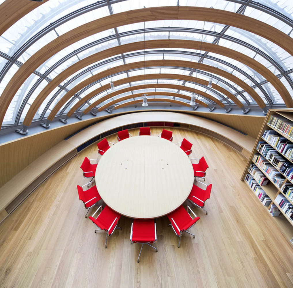 法国旧建筑中的巨大金属蠕虫 Pathé 基金会-19