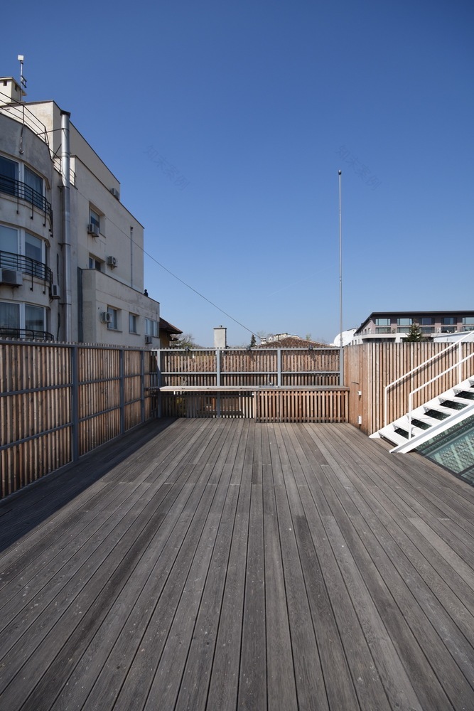 罗马尼亚四口之家垂直住宅,自然材料与光影共舞-35