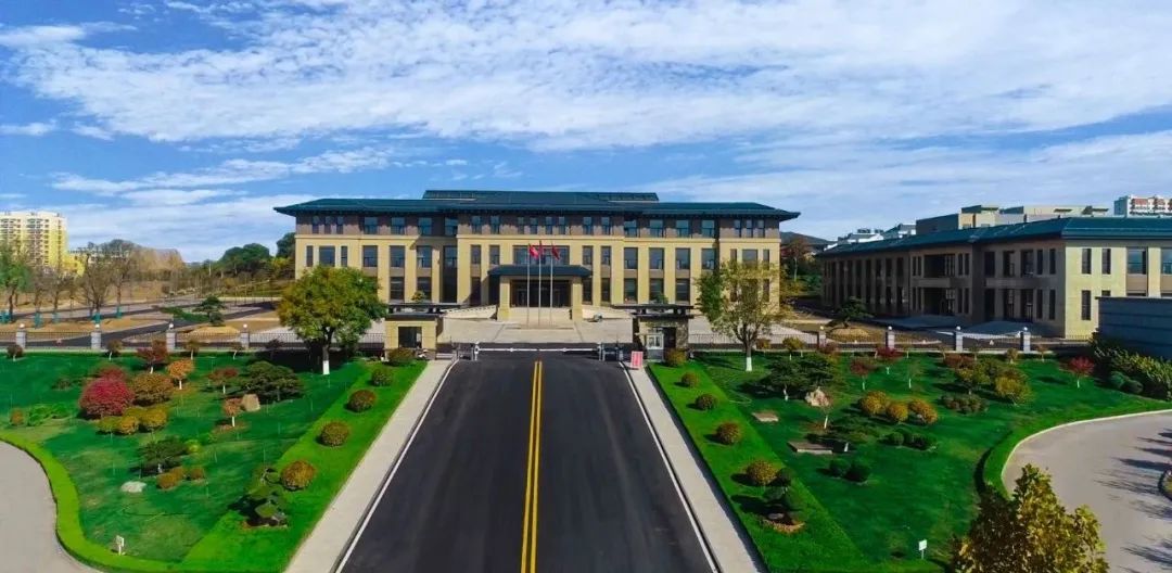 华建铝业五分厂生活区第一座职工公寓楼封顶-1