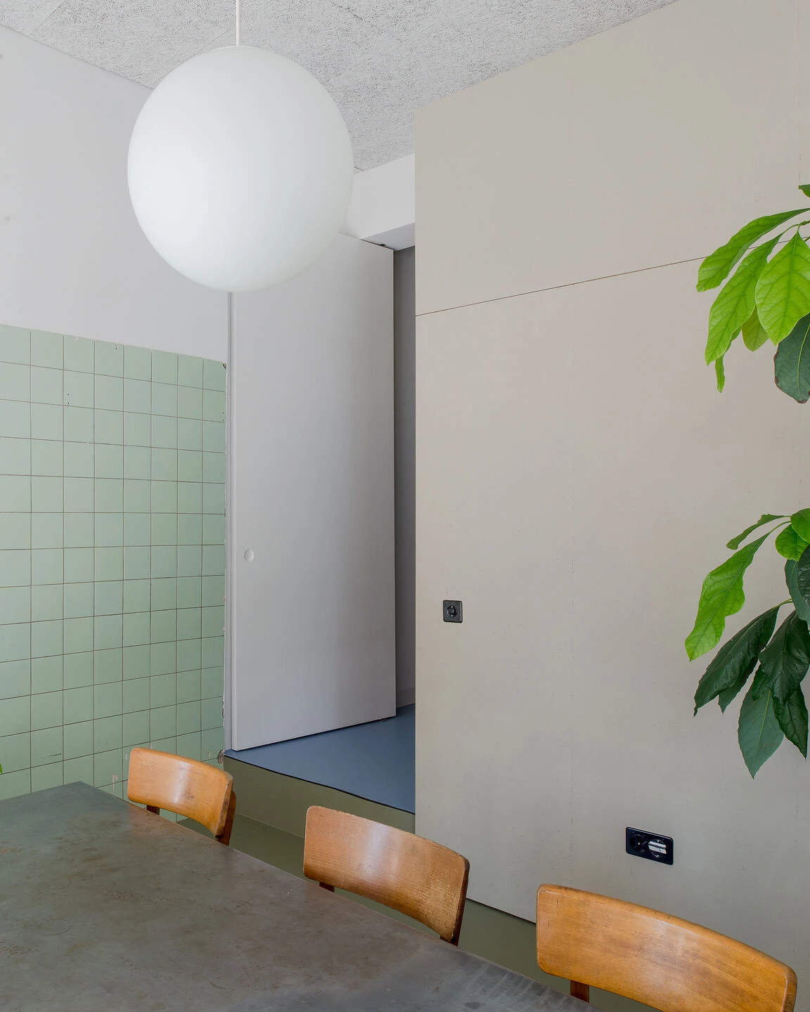 Transformation of a shop into an office space-12