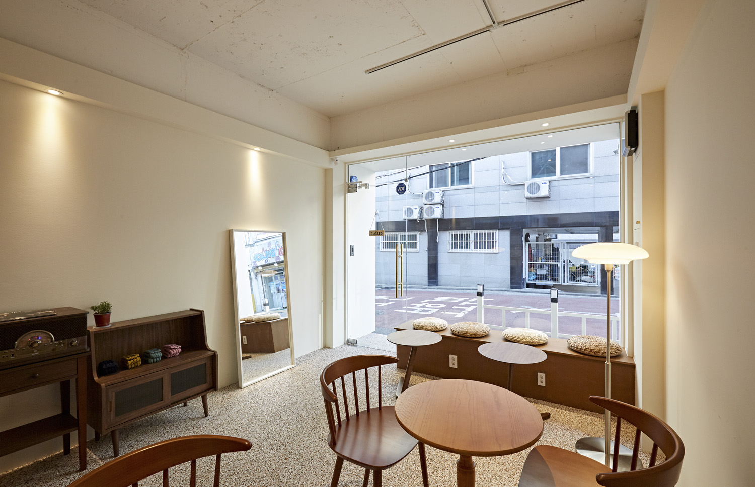 十平米简约咖啡馆，Manoah 诠释白色与木质魅力-6