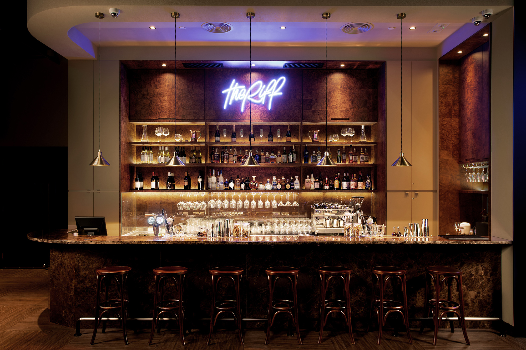 香港“蓝调都市”的喜剧艺术空间（The Riff）-0