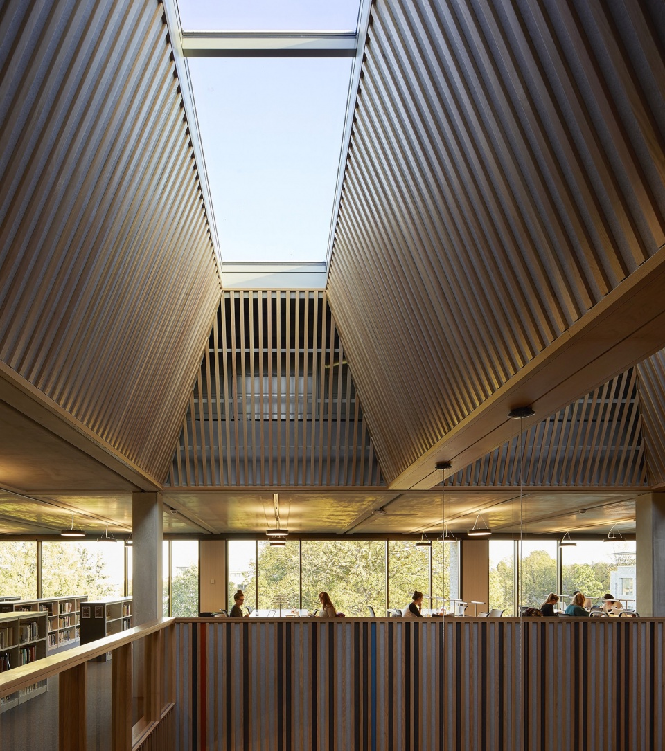伦敦罗汉普顿大学图书馆 · 花园景观中的现代学术空间-28