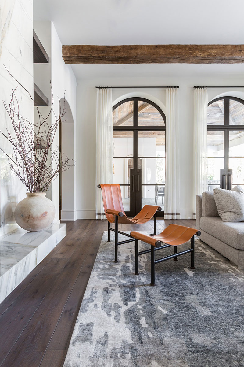 德州现代家居 | 黑白厨房与独特壁炉的完美融合-2