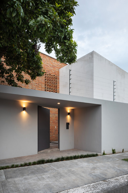 灵活空间满足家庭成长需求的双元素建筑-11