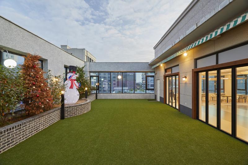 融合实用与美观的 56 平爱犬咖啡厅设计-2